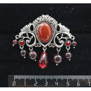 Брошь из яшмы красной "трюмо", овал 18х13мм, со стразами и подвесками из граната и хрусталя