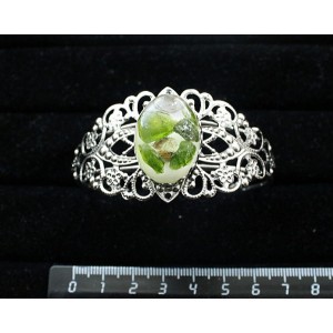 Браслет из волосатика и хромдиопсида (кабошон-мозаика), овал 25х18мм, жесткая основа, цвет ант.серебро