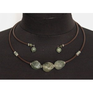 Колье из пренита на струнке, витой бочонок, шарики 10мм и 6мм