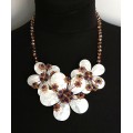 Колье из перламутра, аметиста и хрусталь 3 цветка
