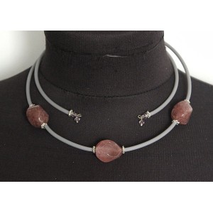 Колье из земляничного кварца, овал витой 20х15мм, на струнке