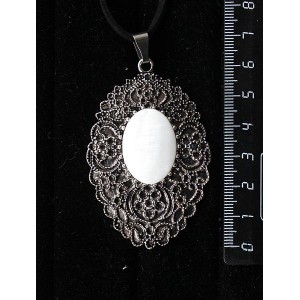 Кулон из перламутра, овал 25х18мм, филигрань