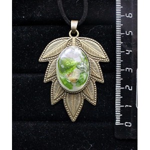 Кулон из волосатика и хромдиопсида (кабошон-мозаика), овал 25х18мм, "лист"