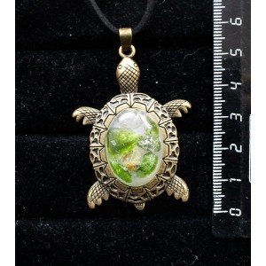 Кулон из волосатика и хромдиопсида (кабошон-мозаика), овал 25х18мм, "черепаха" оправа цвет бронза