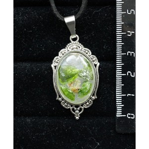 Кулон из волосатика и хромдиопсида (кабошон-мозаика), овал 25х18мм, оправа "медальон"