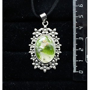 Кулон из волосатика и хромдиопсида (кабошон-мозаика), овал 25х18мм, оправа "клумба"