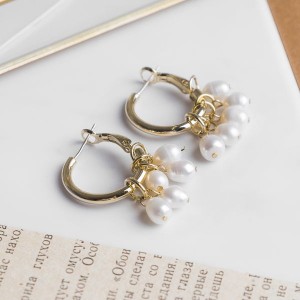 Серьги с жемчугом "Колечки" бусины, d=2, цвет белый, цвет золотистый (пластик, бижутерный сплав)