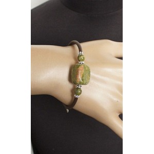 Браслет из унакита, прямоугольник заоваленный 16х12мм, на струнке