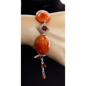 Браслет из сердолика овалы 30х20мм и шарик 6мм в квадратной рамке