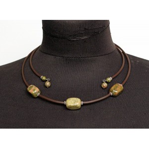 Колье из унакита на струнке, прямоугольник заоваленный 16х12мм + шарики 8мм и 6мм