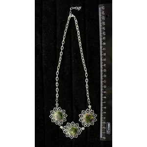 Колье из хромдиопсида и граната (кабошон-мозаика) "3 цветка" на цепочке, 48-50см, круг 18мм