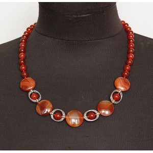 Колье из сердолика монетки 20мм через шарик 8мм в овальной рамке