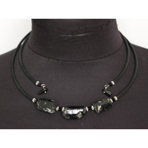 Колье из турмалина черного (шерл) необработанного на струнке, 3 камня