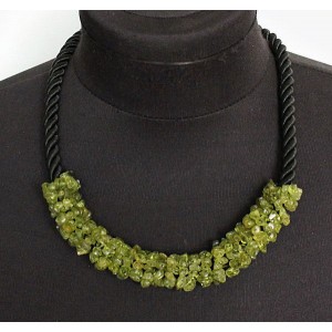 Колье из хризолита плетеное на шнуре 9мм