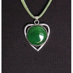 Кулон кварца тонированного, цвет хризопраз, круг 18мм, оправа "сердечко"