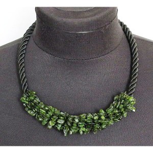 Колье из хромдиопсида плетеное на шнуре 9мм