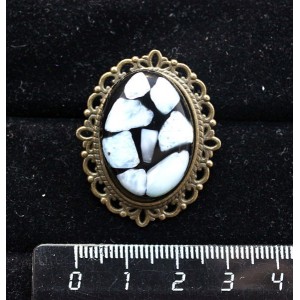 Брошь из ларимара (кабошон-мозаика), овал 25х18мм, оправа с узором цвет бронза