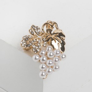 Брошь "Виноград" мини, цвет белый, цвет золотистый (пластик, стразы, бижутерный сплав)