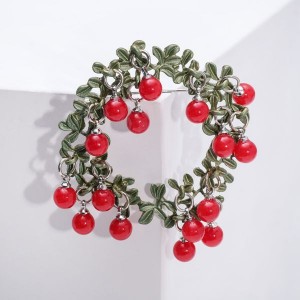 Брошь "Венок" брусничный, цвет зелёно-бордовый, цвет золотистый (пластик, эмаль, бижутерный сплав)