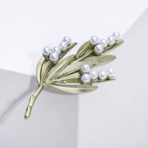 Брошь "Букет" ландыши, цвет бело-зелёный (пластик, эмаль, бижутерный сплав)