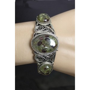 Браслет из хризолита и граната (кабошон-мозаика), филигрань, ручная работа, камень овал 25х18мм, овал 18х13мм