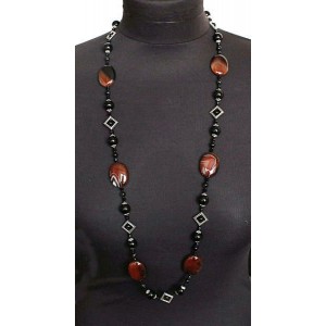 Колье из сардоникса и агата черного, овал 30х22мм, шарик 10 и шарик 5мм в квадратной рамке + хрусталь