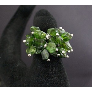 Кольцо с хромдиопсидом "гроздь", овалы 5-8мм