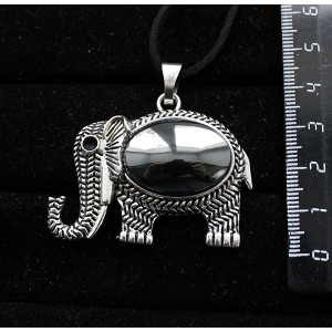 Кулон из гематита, овал 25х18мм, "слон"