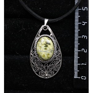 Кулон из змеевика, филигрань, ручная работа, камень овал 18х13мм
