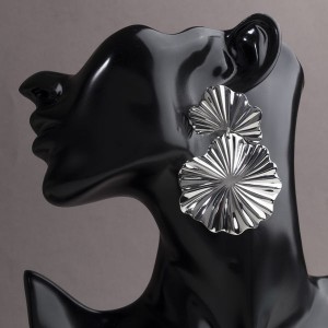 Серьги металл, "Атмосфера" сжатые цветы, цвет серебро (бижутерный сплав) Серьги металл, "Атмосфера" сжатые цветы, цвет серебро (бижутерный сплав)