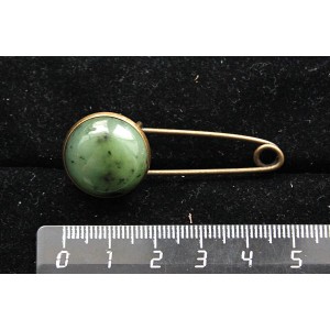 Брошь-булавка с нефритом, круг 18мм, цвет бронза