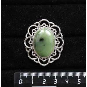 Брошь из нефрита, овал 25х18мм, "ромашка"