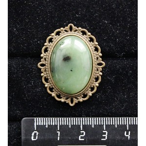 Брошь из нефрита, овал 25х18мм, оправа с узором цвет бронза