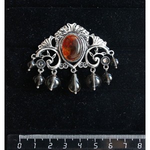 Брошь из янтаря темного (кабошон-мозаика) "трюмо", овал 18х13мм, со стразами и подвесками из раухтопаза