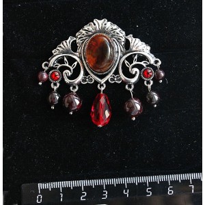 Брошь из янтаря темного (кабошон-мозаика) "трюмо", овал 18х13мм, со стразами и подвесками из граната и хрусталя