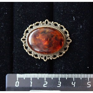 Брошь из янтаря темный, (кабошон-мозаика), овал 25х18мм, оправа с узором цвет бронза