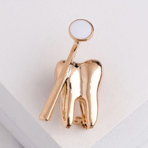 Брошь "Зуб с зеркалом", цвет белый, цвет золотистый