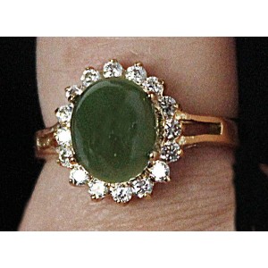 Кольцо с нефритом "овал в цирконах"