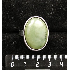Кольцо с нефритом, овал 25х18мм, безразмерное (литая оправа)