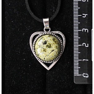 Кулон из змеевика, круг 18мм, "сердечко"