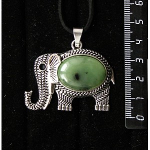 Кулон из нефрита, овал 25х18мм, "слон"