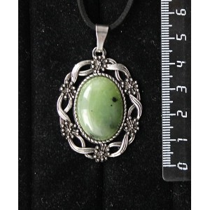 Кулон из нефрита, овал 25х18мм, оправа "торжество"