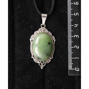 Кулон из нефрита, овал 25х18мм, оправа "медальон"