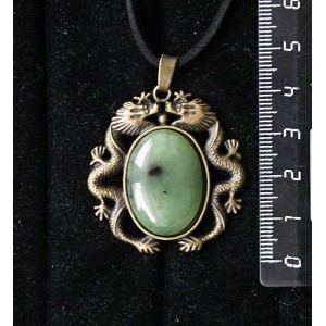 Кулон из нефрита, овал 25х18мм, оправа цвет бронза "2 дракона"