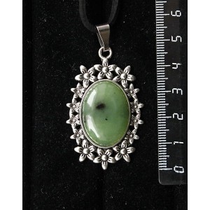 Кулон из нефрита, овал 25х18мм, оправа "клумба"