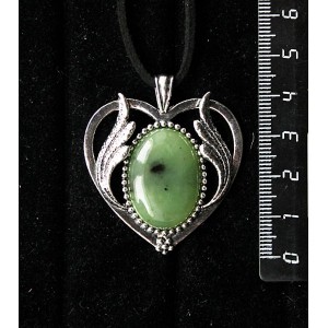 Кулон из нефрита, овал 25х18мм, оправа "сердце с крыльями"