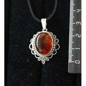 Кулон из янтаря темного (кабошон-мозаика), овал, 18х13мм, основа "трилистник"