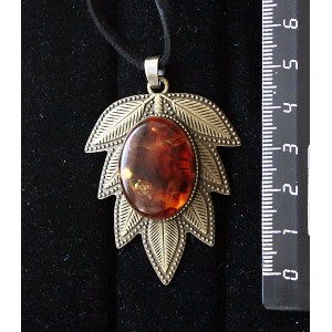 Кулон из янтаря темный, (кабошон-мозаика), овал 25х18мм, "лист"