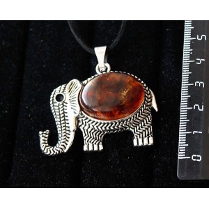 Кулон из янтаря темный, (кабошон-мозаика), овал 25х18мм, "слон"