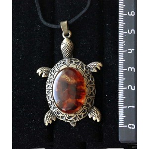 Кулон из янтаря темный, (кабошон-мозаика), овал 25х18мм, "черепаха" оправа цвет бронза